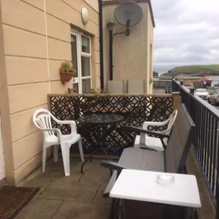 Ground Floor Deluxe Seaside With Patio & Private Entrance, Marine Court 班多伦