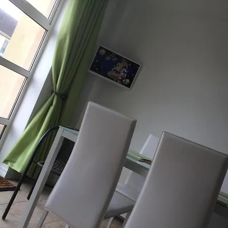 Ground Floor Deluxe Seaside With Patio & Private Entrance, Marine Court * 班多伦