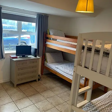 Ground Floor Deluxe Seaside With Patio & Private Entrance, Marine Court 班多伦