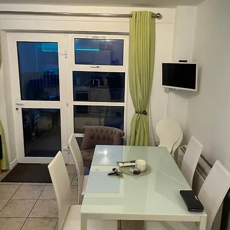 Ground Floor Deluxe Seaside With Patio & Private Entrance, Marine Court 公寓 *