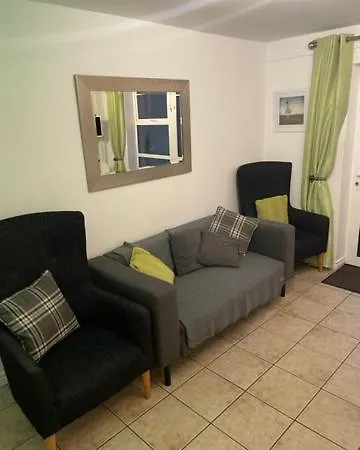 Ground Floor Deluxe Seaside With Patio & Private Entrance, Marine Court 班多伦