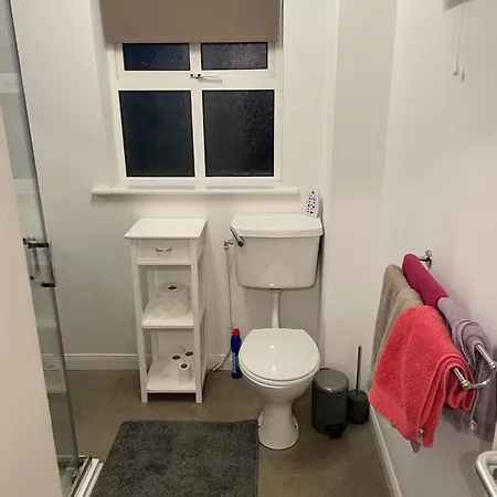 Ground Floor Deluxe Seaside With Patio & Private Entrance, Marine Court 公寓