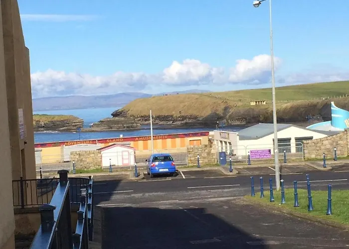 Ground Floor Deluxe Seaside With Patio & Private Entrance, Marine Court Apartmán *