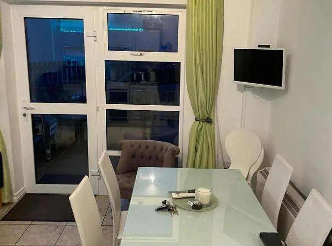 Ground Floor Deluxe Seaside With Patio & Private Entrance, Marine Court Apartmán *