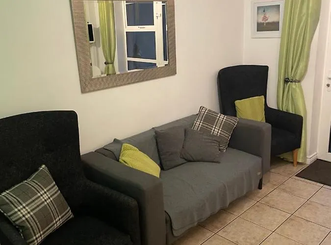 Apartmán Ground Floor Deluxe Seaside With Patio & Private Entrance, Marine Court